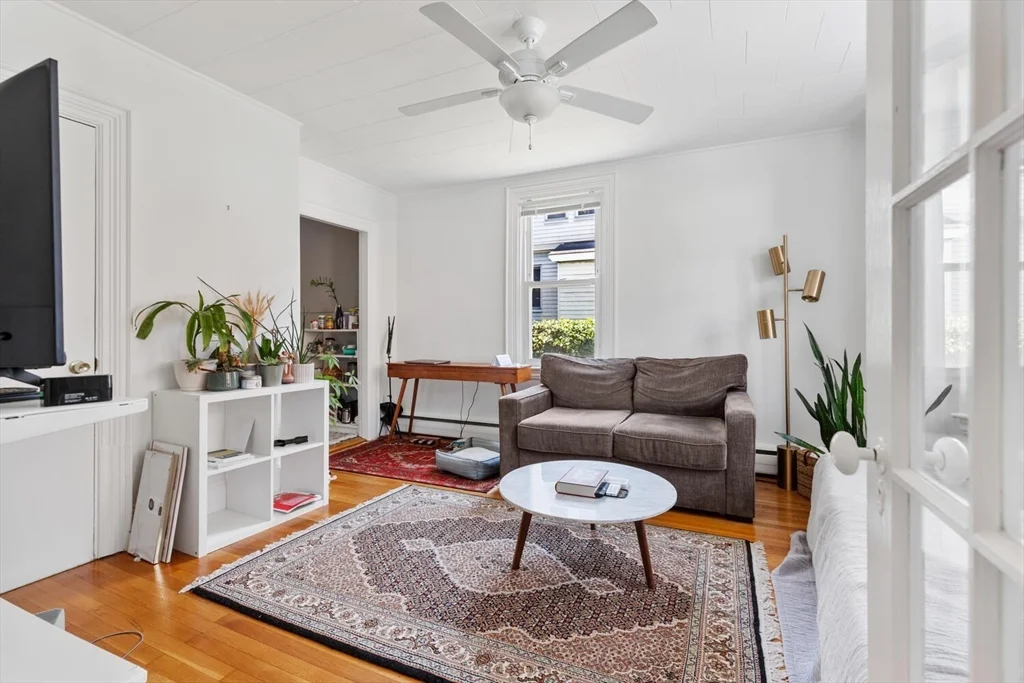 2 bed, 1 bath apartment for rent at 17 Holworthy Pl Unit 17, Strawberry Hill