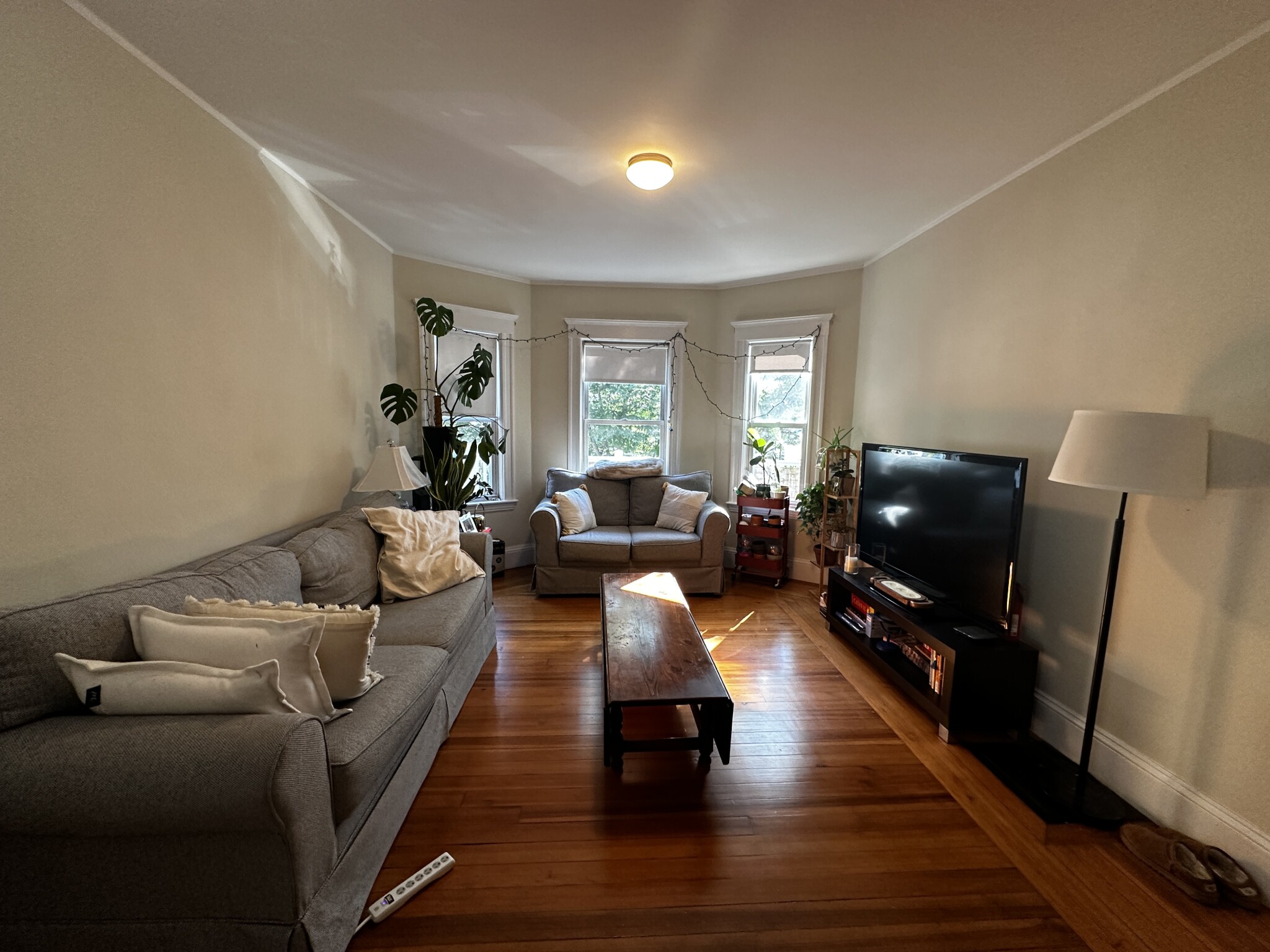 3 bed, 1 bath apartment for rent at 17 Hunnewell Ave Unit 2, Oak Square — photo 2 of 21