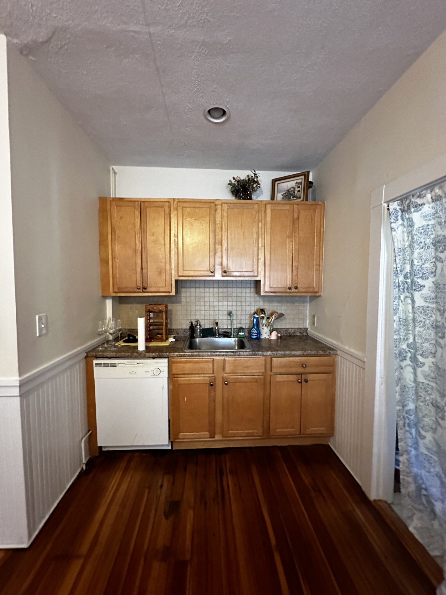 3 bed, 1 bath apartment for rent at 17 Hunnewell Ave Unit 2, Oak Square — photo 8 of 21
