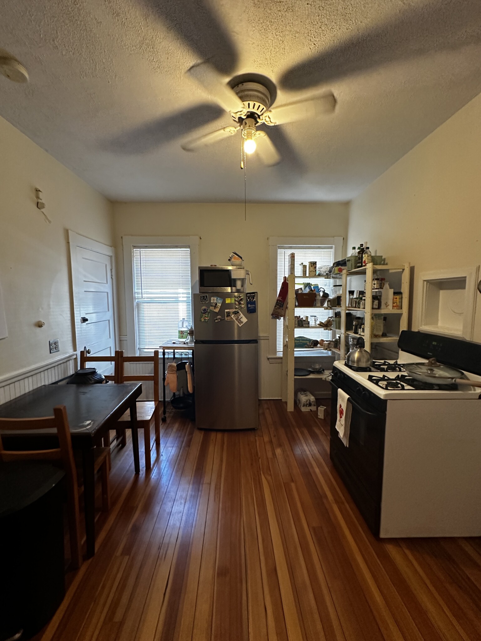3 bed, 1 bath apartment for rent at 17 Hunnewell Ave Unit 2, Oak Square — photo 6 of 21