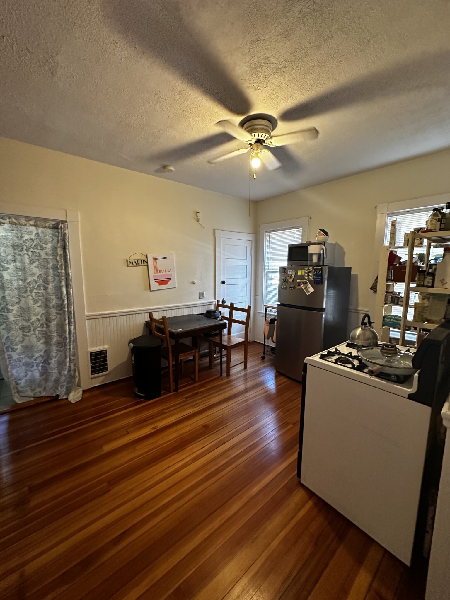 3 bed, 1 bath apartment for rent at 17 Hunnewell Ave Unit 2, Oak Square — photo 5 of 21