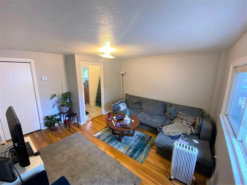 2 bed, 1 bath apartment for rent at 17 Hunting St Unit 17-2, Wellington-Harrington — photo 4 of 7