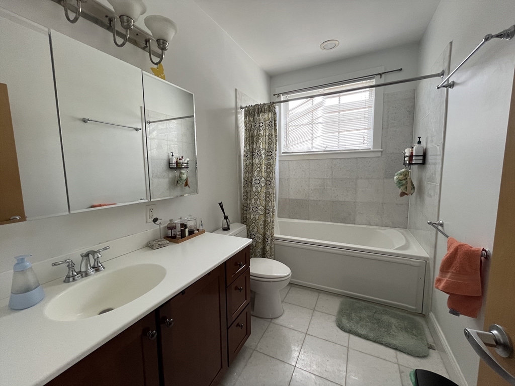3 bed, 2 bath apartment for rent at 17 Ivaloo St Unit 6, Ward Two — photo 8 of 9