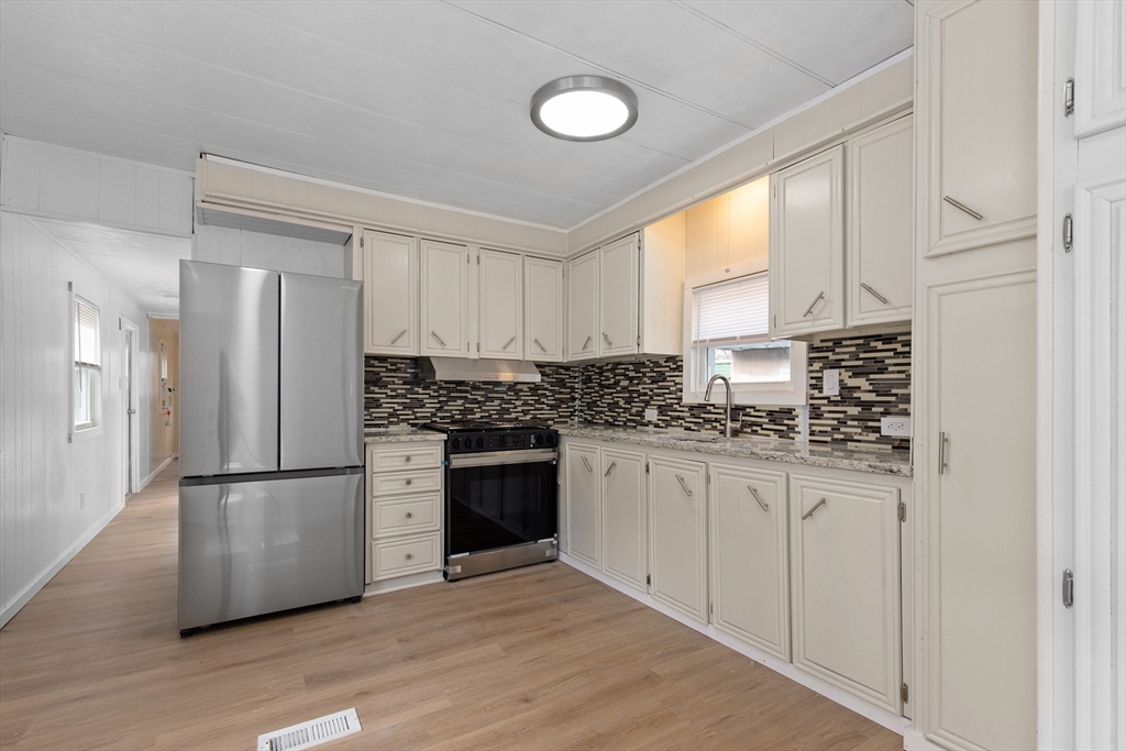 2 bed, 1 bath apartment for rent at 17 Jake Ln Unit 0, Acushnet — photo 3 of 8