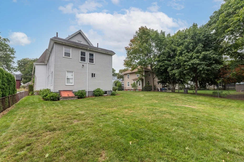 4 bed, 1 bath apartment for rent at 17 Jefferson St Unit 2, Attleboro — photo 3 of 30