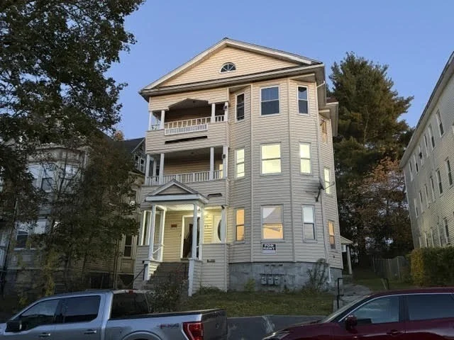 4 bed, 1 bath apartment for rent at 17 Jones St Unit 2, Worcester — photo 3 of 24
