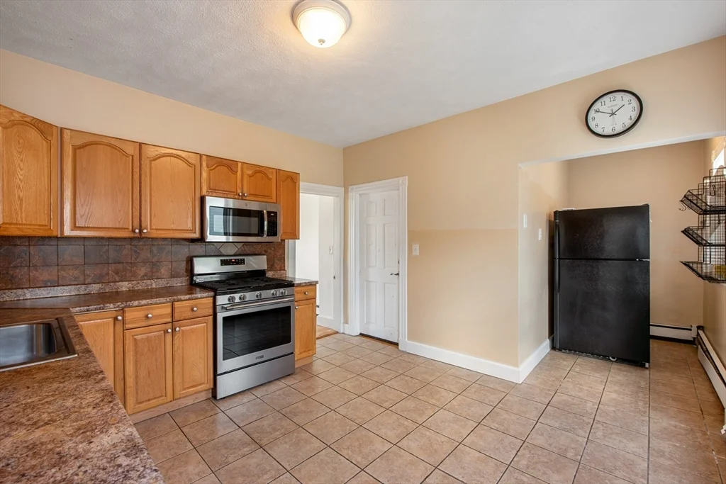 3 bed, 1 bath apartment for rent at 17 Jones St Unit 3, Everett — photo 4 of 17