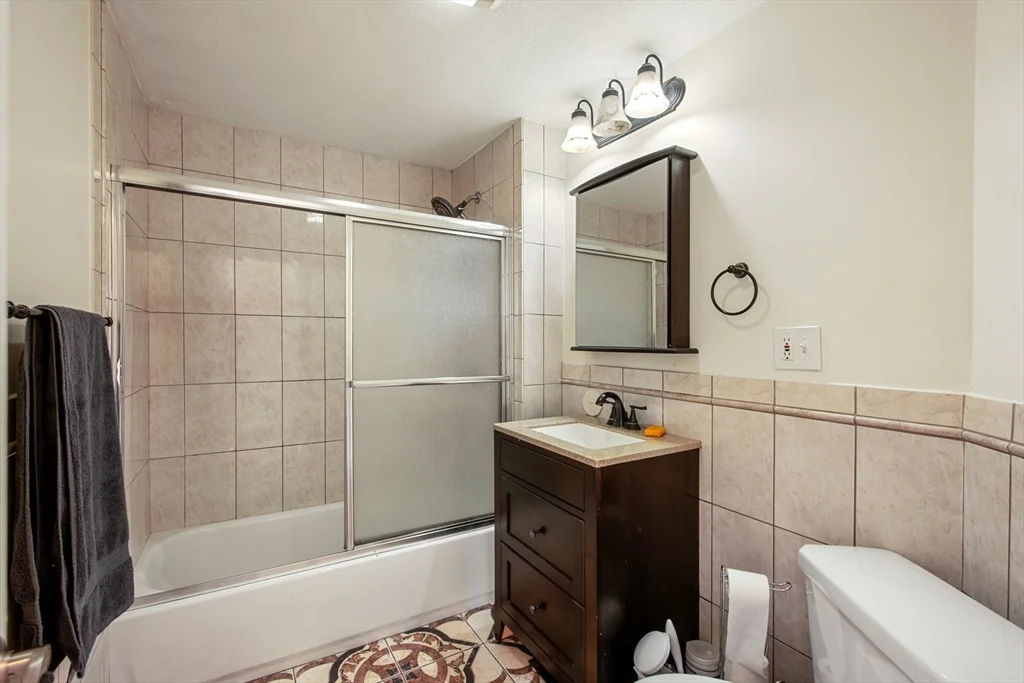 3 bed, 1 bath apartment for rent at 17 Jones St Unit 3, Everett — photo 9 of 17