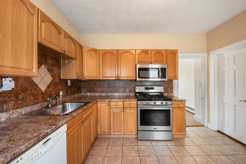 3 bed, 1 bath apartment for rent at 17 Jones St Unit 3, Everett — photo 5 of 17