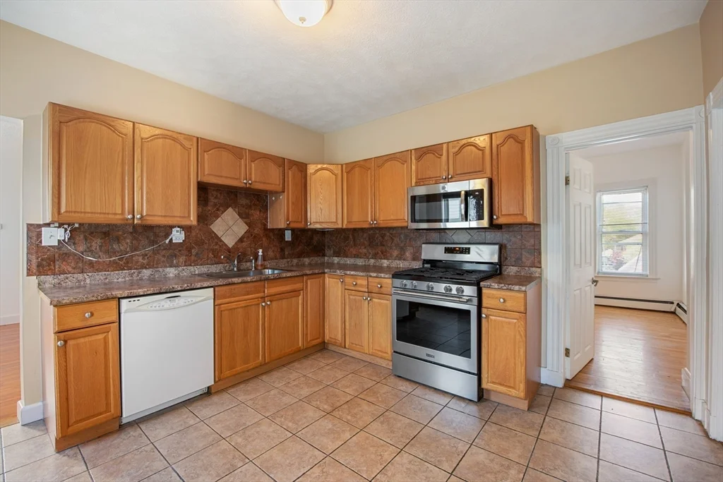 3 bed, 1 bath apartment for rent at 17 Jones St Unit 3, Everett — photo 6 of 17
