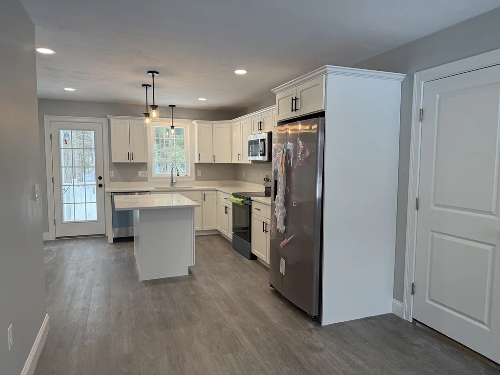 4 bed, 2 bath apartment for rent at 17 Kashmir's Way Unit 17, Middleboro — photo 9 of 35