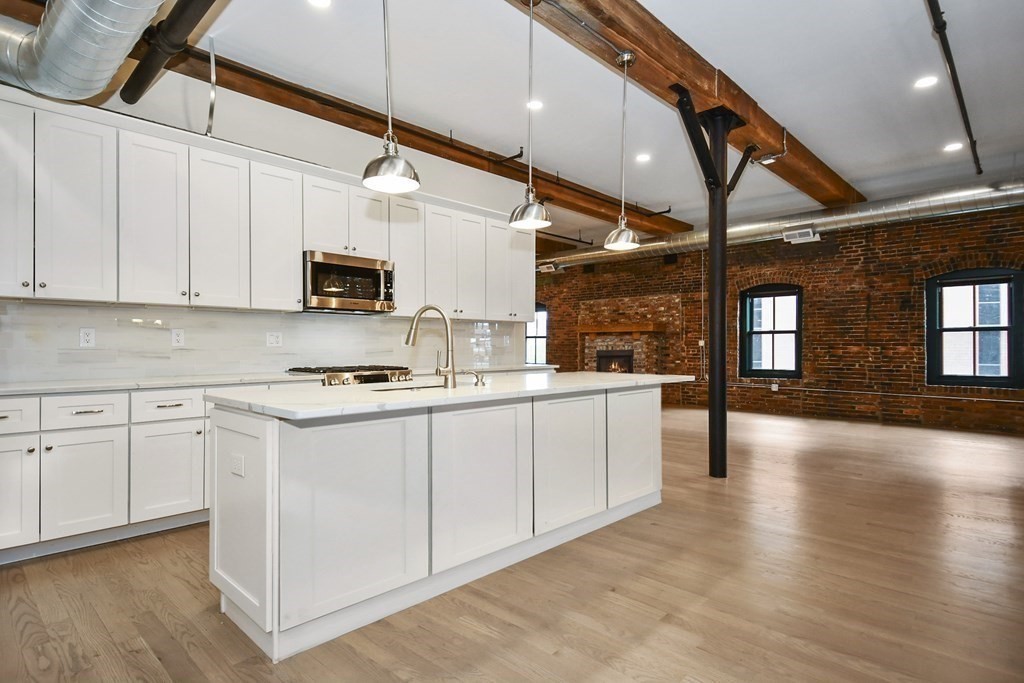2 bed, 2 bath apartment for rent at 17 Kearney Sq Unit 305, Lowell — photo 3 of 17
