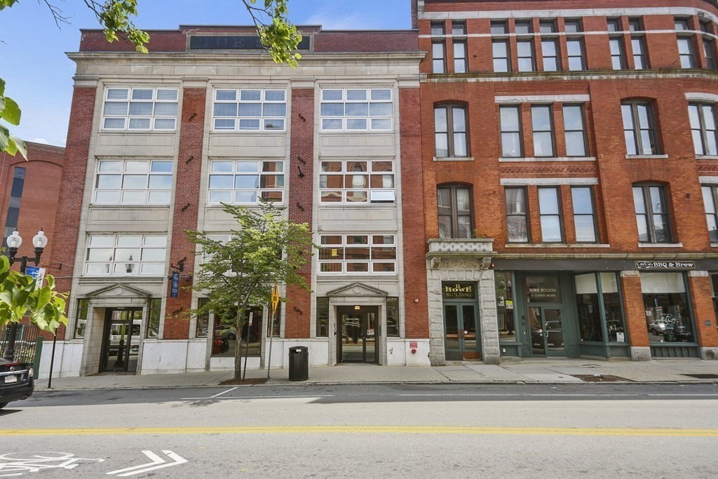 2 bed, 2 bath apartment for rent at 17 Kearney Sq Unit 305, Lowell — photo 1 of 17