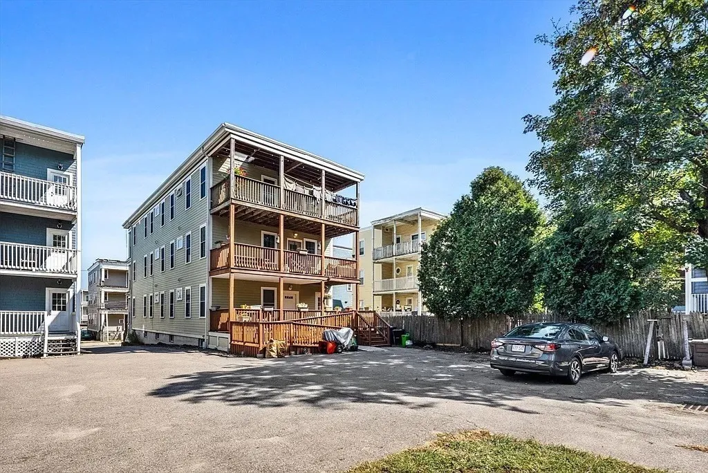 3 bed, 2 bath apartment for rent at 17 Lafield St Unit 1, Dorchester — photo 18 of 19