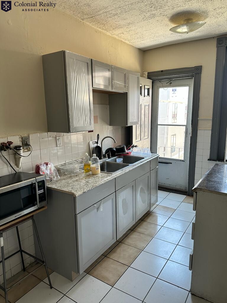 3 bed, 1 bath apartment for rent at 17 Linden St Unit 19, Allston — photo 2 of 8