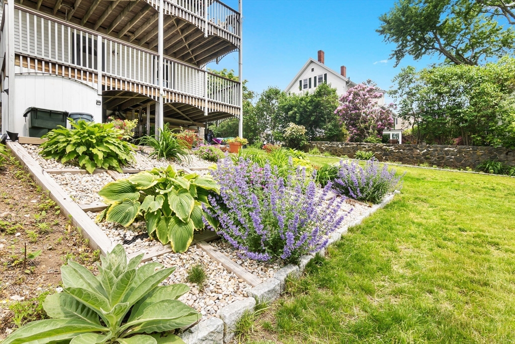 2 bed, 1 bath apartment for rent at 17 Lothrop St Unit 1, Beverly Cove — photo 3 of 22