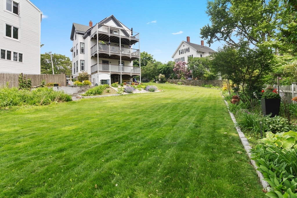 2 bed, 1 bath apartment for rent at 17 Lothrop St Unit 1, Beverly Cove — photo 2 of 22