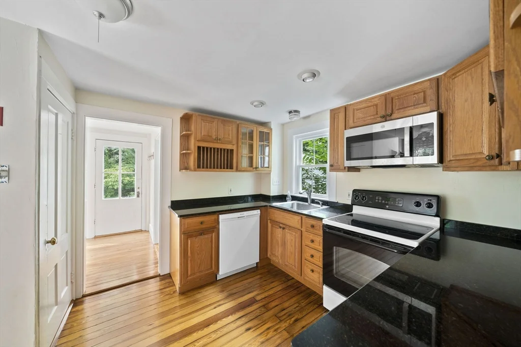 2 bed, 2 bath apartment for rent at 17 Lovers Ln, Duxbury — photo 11 of 42