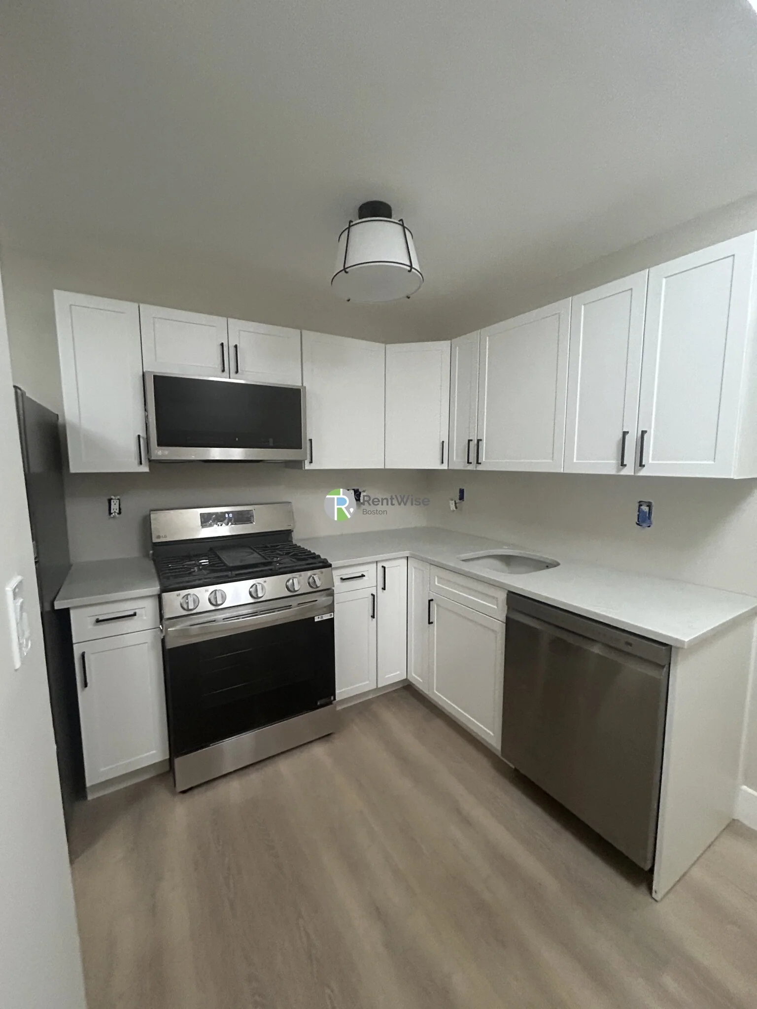 3 bed, 1 bath apartment for rent at 17 M St Unit B, South Boston — photo 2 of 26