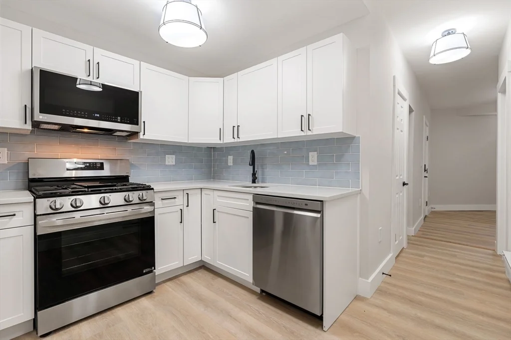 3 bed, 1 bath apartment for rent at 17 M St Unit G, South Boston