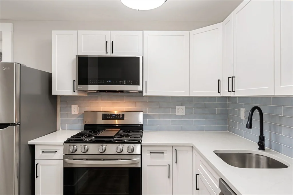3 bed, 1 bath apartment for rent at 17 M St Unit G, South Boston — photo 2 of 25
