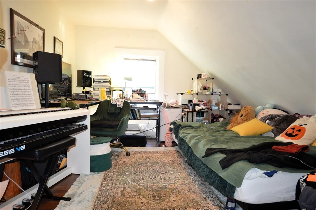 5 bed, 2 bath apartment for rent at 17 Mackin St Unit 17, Brighton — photo 4 of 9