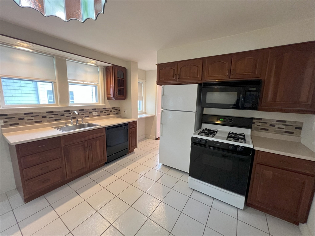 3 bed, 2 bath apartment for rent at 17 Maple St Unit 1, Auburndale — photo 2 of 18
