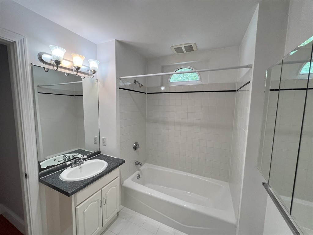 3 bed, 2 bath apartment for rent at 17 Maple St Unit 1, Auburndale — photo 12 of 18
