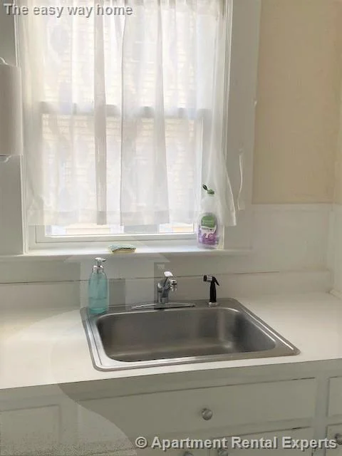 2 bed, 1 bath apartment for rent at 17 Mason St Unit 1, Teele Square — photo 5 of 15