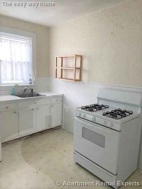 2 bed, 1 bath apartment for rent at 17 Mason St Unit 1, Teele Square — photo 3 of 15