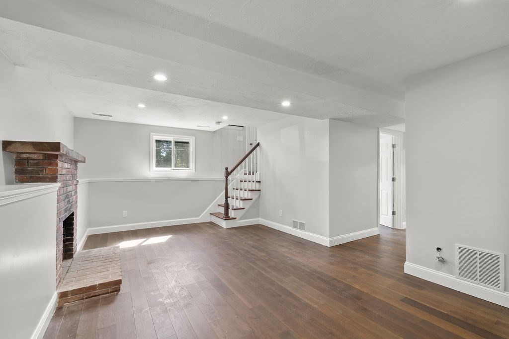 4 bed, 2 bath apartment for rent at 17 Minuteman Ln, Plymouth — photo 6 of 11