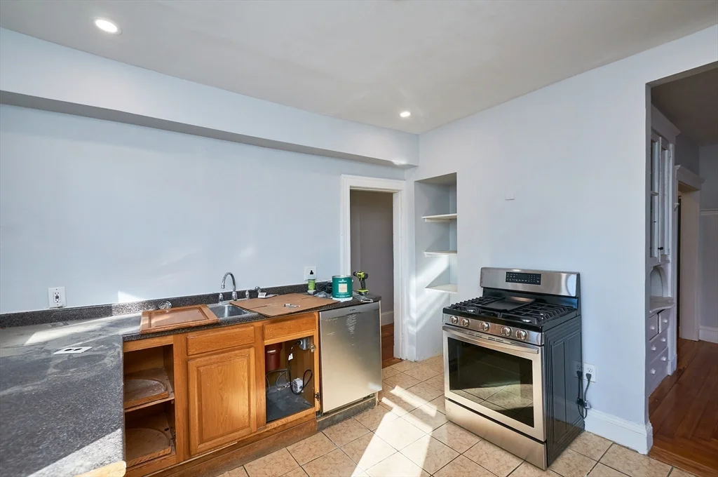 3 bed, 1 bath apartment for rent at 17 Mount Ida Rd Unit 2, Dorchester — photo 3 of 9