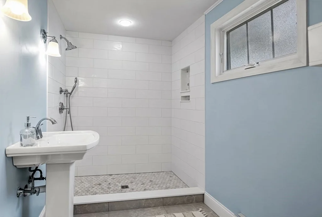 3 bed, 2 bath apartment for rent at 17 Musquashicut Ave, Minot — photo 11 of 29