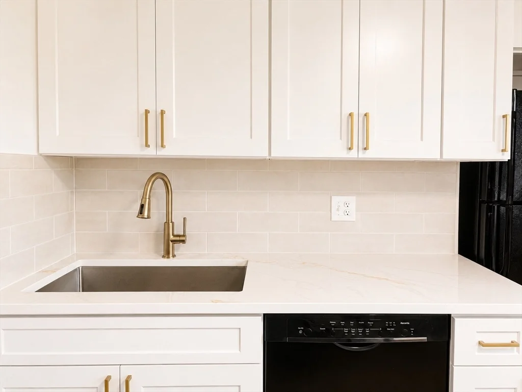 3 bed, 1 bath apartment for rent at 17 Oakledge Unit 2, Arlington — photo 3 of 24