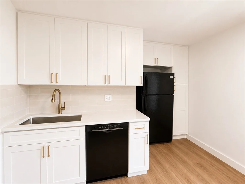 3 bed, 1 bath apartment for rent at 17 Oakledge Unit 2, Arlington — photo 2 of 24