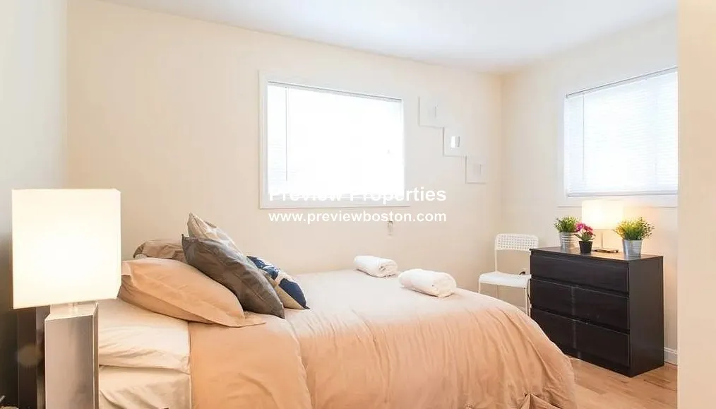 2 bed, 1 bath apartment for rent at 17 Oxford Circle Unit P, Belmont — photo 7 of 11