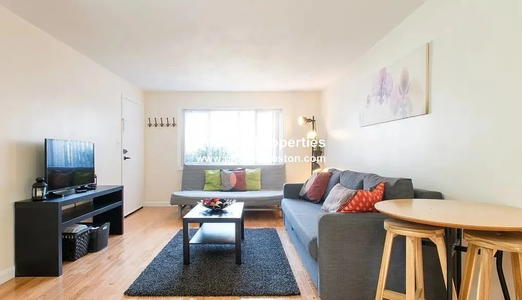 2 bed, 1 bath apartment for rent at 17 Oxford Circle Unit P, Belmont — photo 2 of 11
