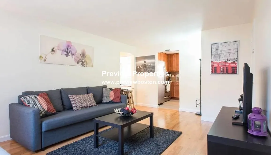 2 bed, 1 bath apartment for rent at 17 Oxford Circle Unit P, Belmont — photo 3 of 11