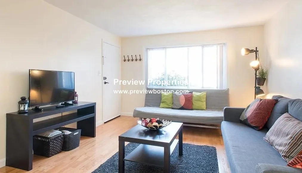 2 bed, 1 bath apartment for rent at 17 Oxford Circle Unit P, Belmont