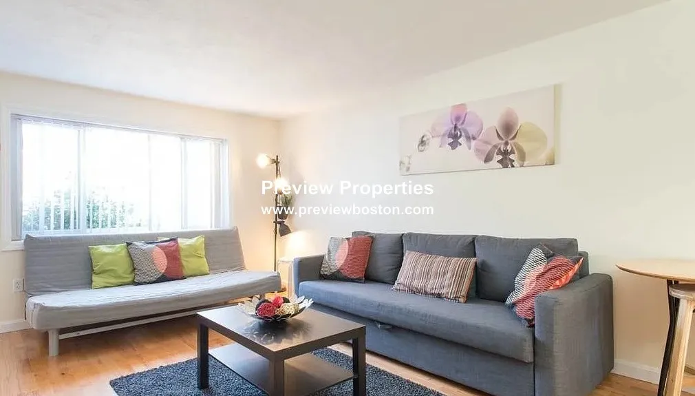 2 bed, 1 bath apartment for rent at 17 Oxford Circle Unit P, Belmont — photo 4 of 11
