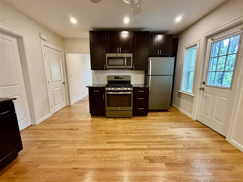 2 bed, 1 bath apartment for rent at 17 Oxford St Unit 1, Spring Hill