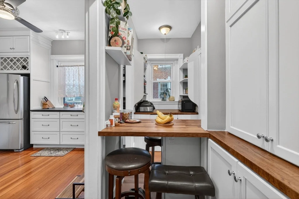 3 bed, 1 bath apartment for rent at 17 Park Vale Unit 4A, Coolidge Corner — photo 9 of 24
