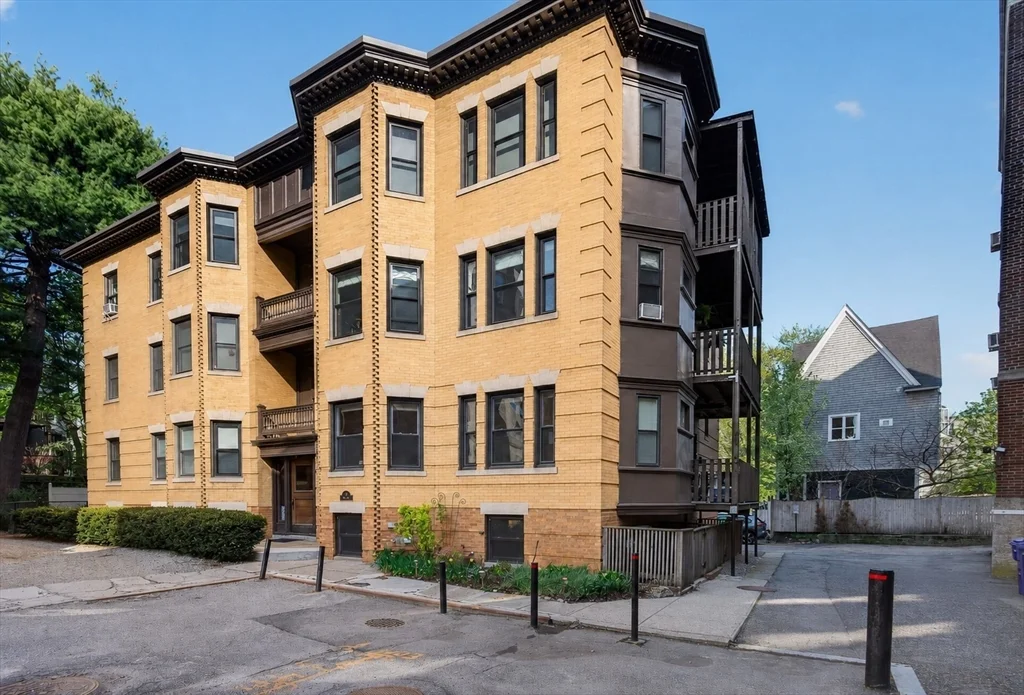 3 bed, 1 bath apartment for rent at 17 Park Vale Unit 4A, Coolidge Corner — photo 1 of 24