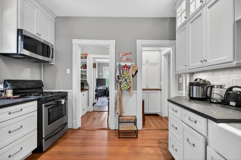 3 bed, 1 bath apartment for rent at 17 Park Vale Unit 4A, Coolidge Corner — photo 7 of 24