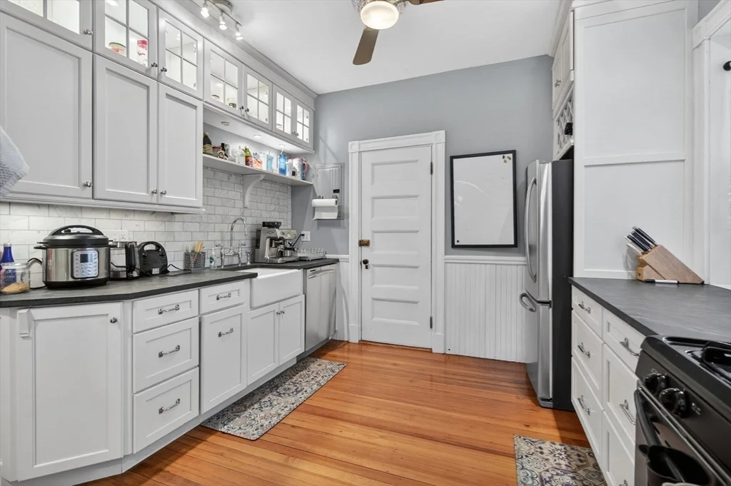 3 bed, 1 bath apartment for rent at 17 Park Vale Unit 4A, Coolidge Corner — photo 6 of 24