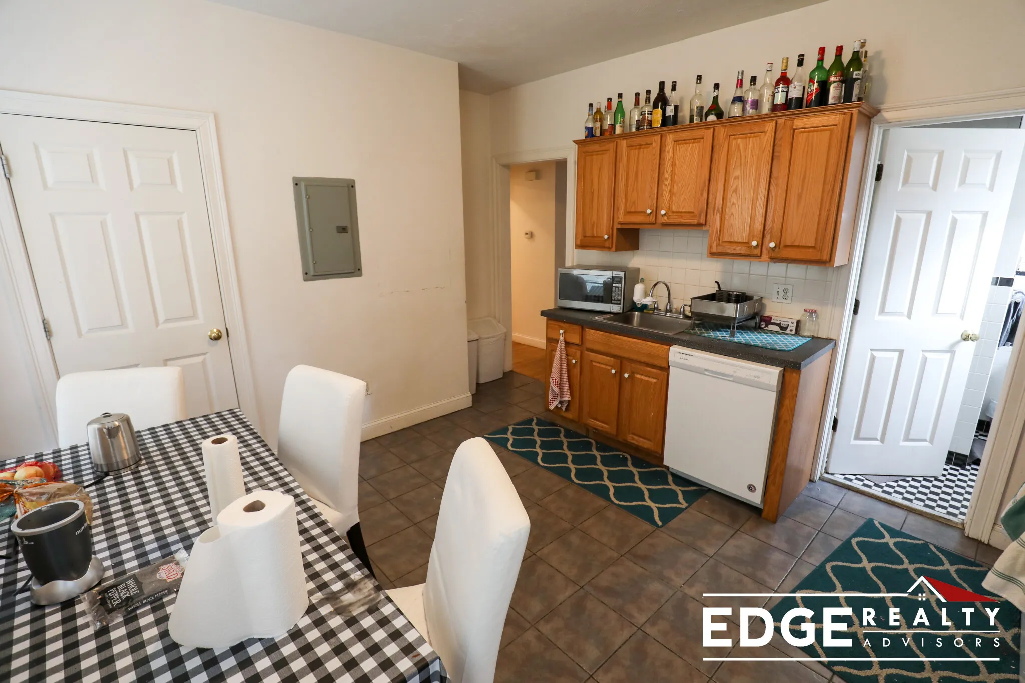 3 bed, 2 bath apartment for rent at 17 Pratt St Unit 1, Allston — photo 2 of 8