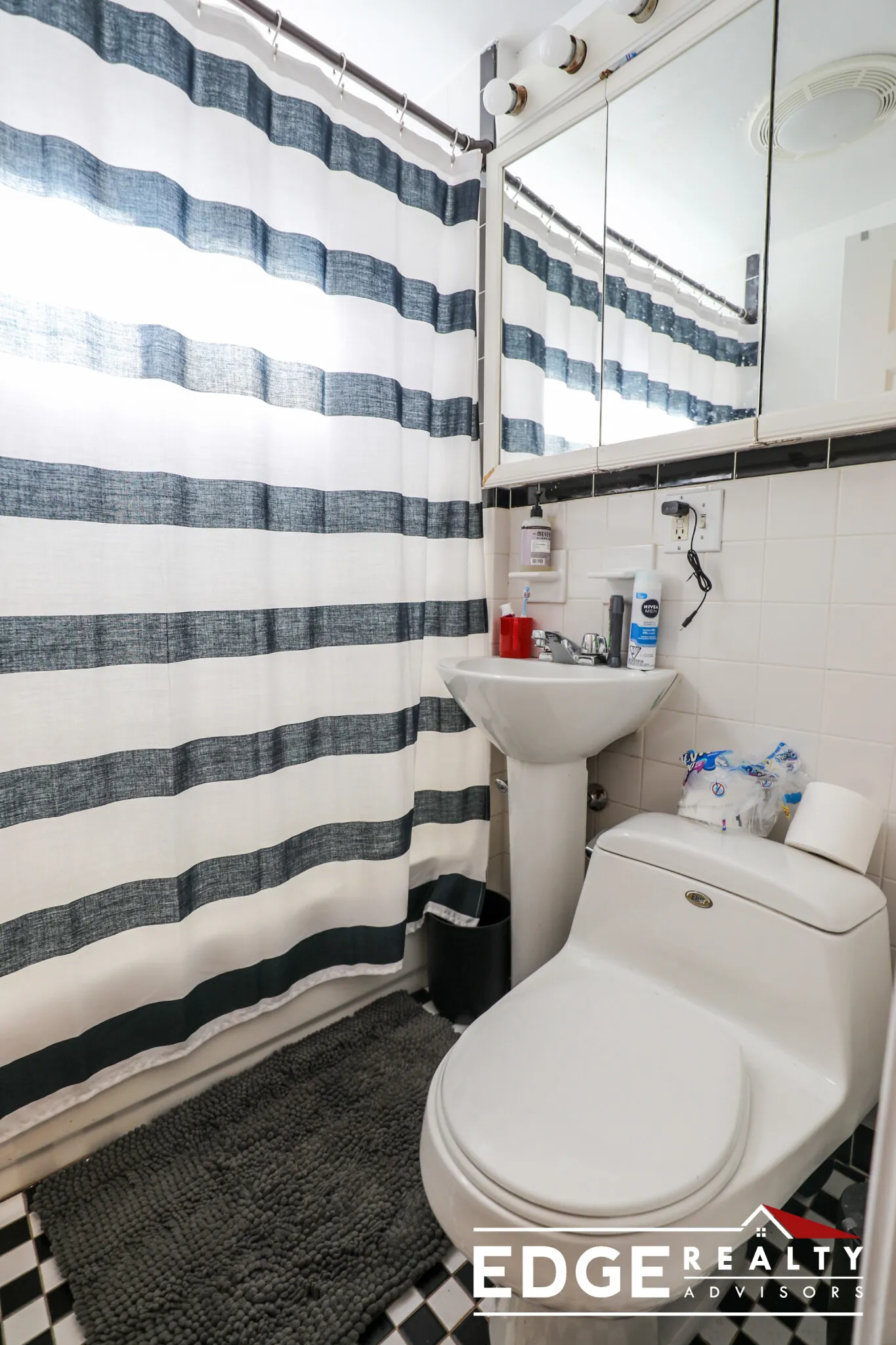 3 bed, 2 bath apartment for rent at 17 Pratt St Unit 1, Allston — photo 6 of 8