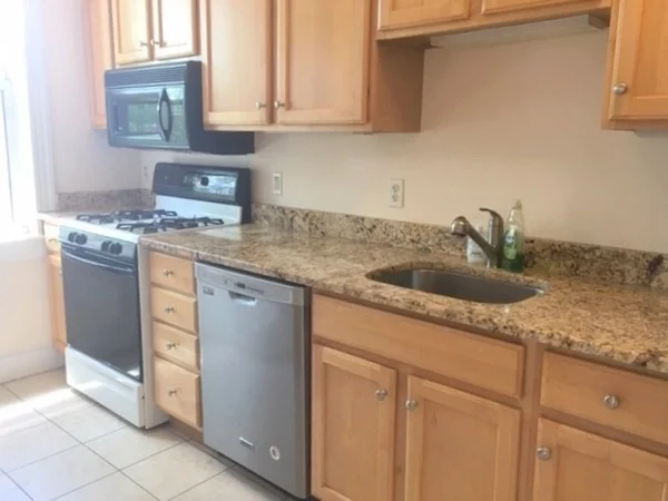 2 bed, 1 bath apartment for rent at 17 Regent Circle Unit 3, Brookline — photo 4 of 13