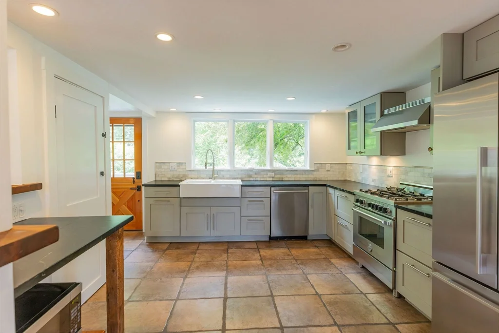 3 bed, 1 bath apartment for rent at 17 S Pond St, Newbury — photo 4 of 10