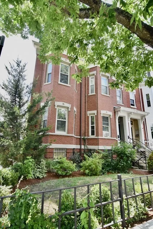 1 bed, 1 bath apartment for rent at 17 Savin Hill Ave Unit 1, Dorchester — photo 2 of 13